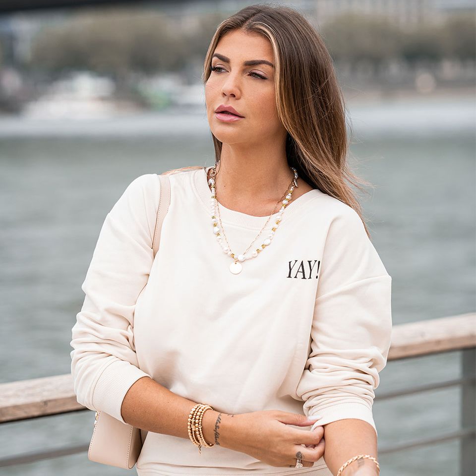 "YAY": Der Yay-Sweater von #NANDINI x NovaLanaLove ist bei About You erhältlich. Der Yay-Sweater von #NANDINI x NovaLanaLove ist bei About You erhältlich.