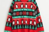 Knalliges Rot, grüne Tannenbäume, kleine Pinguine und ein weihnachtlicher Spruch – was wollen wir bei einem Weihnachtspullover mehr? Von H&M, ca. 30 Euro.