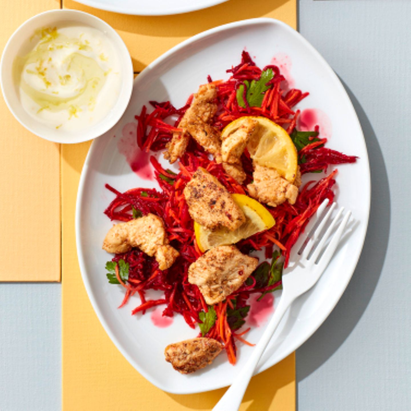 Rote-Bete-Möhren-Salat mit Hähnchen