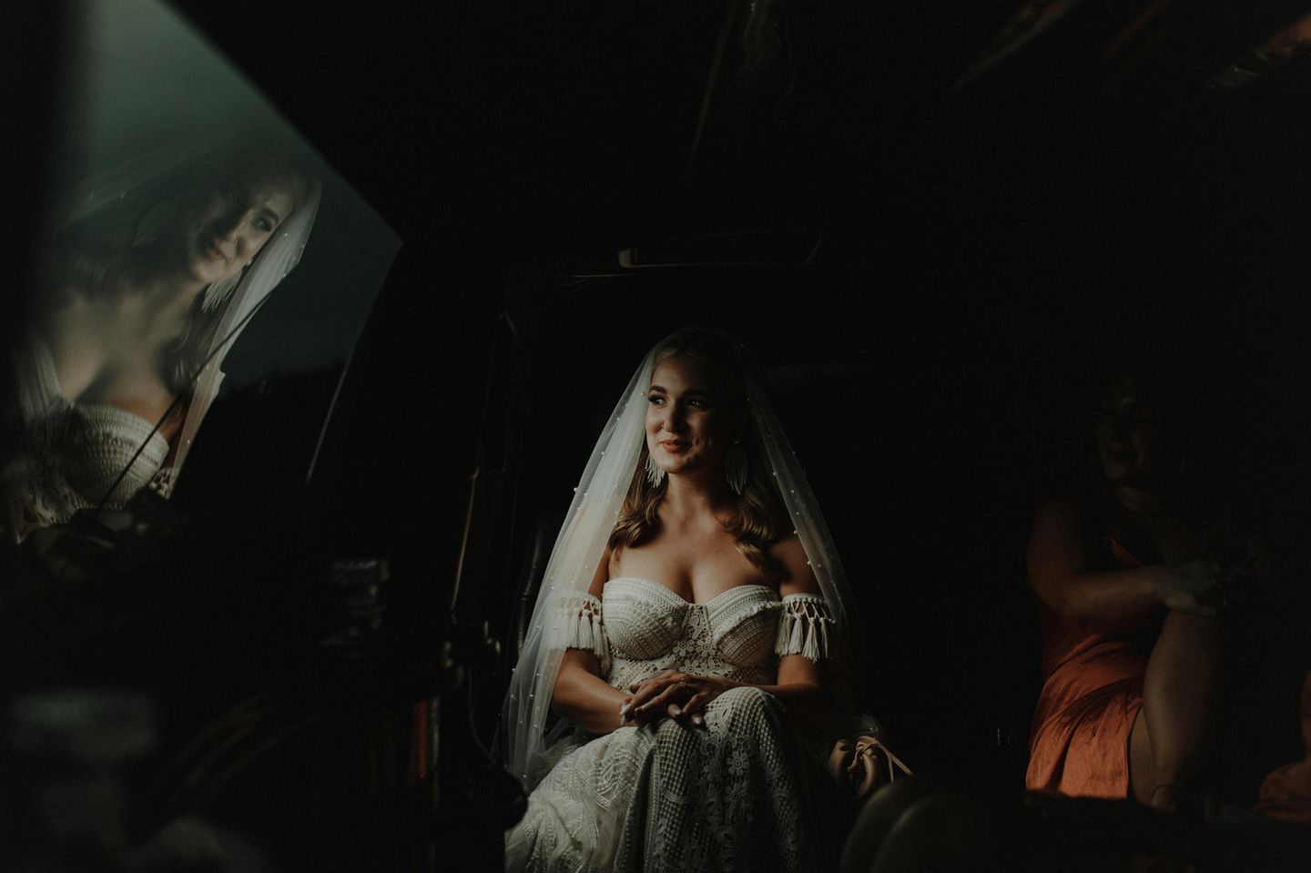 International Wedding Photographer of the Year 2021: Braut auf Rücksitz