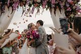 International Wedding Photographer of the Year 2021: Hochzeitspaar Blumen
