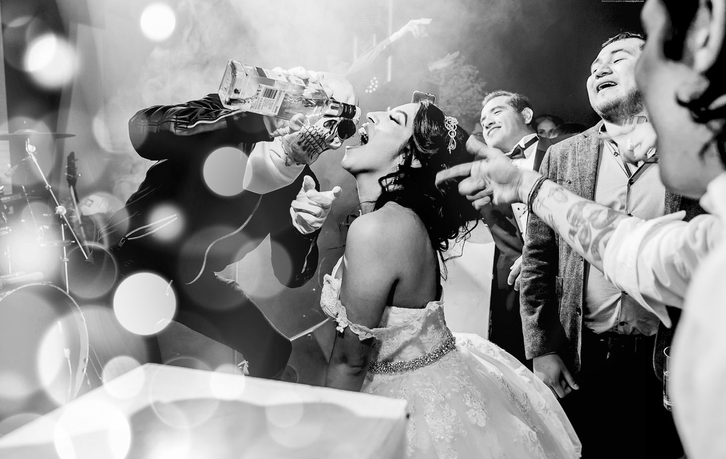 International Wedding Photographer of the Year 2021: Braut trinkt Alkohol