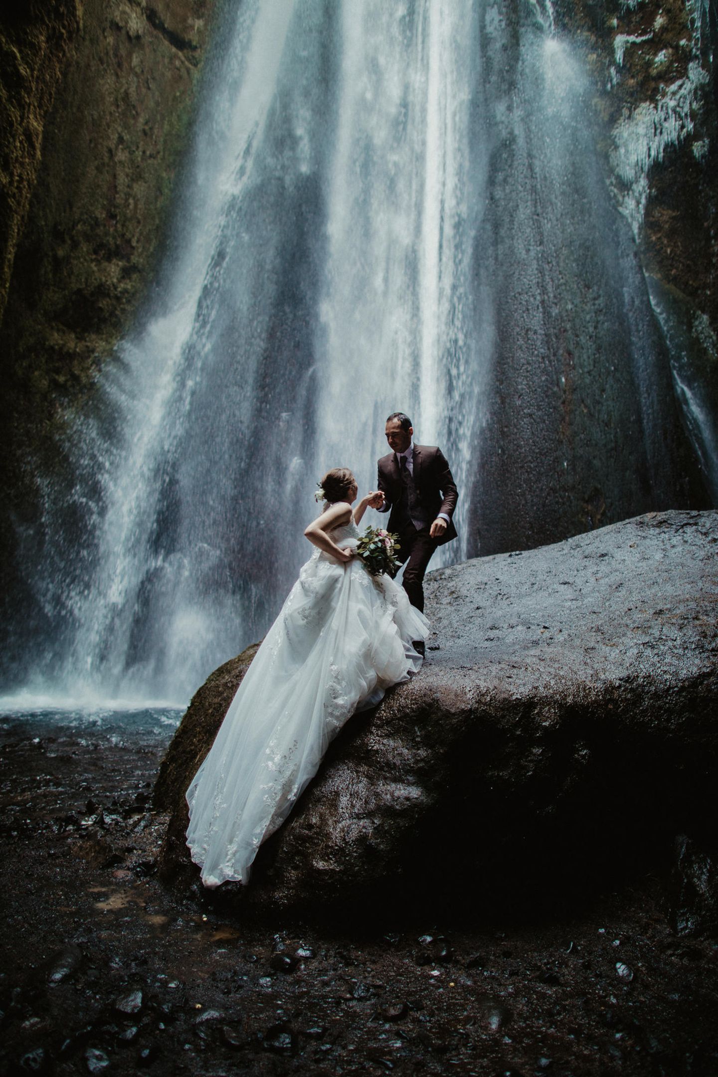 International Wedding Photographer of the Year 2021: Brautpaar vor Wasserfall