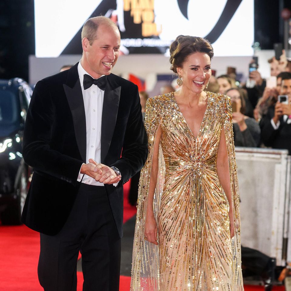 Herzogin Cahterine und Prinz William posieren auf dem Red Carpet für die Fotografen.