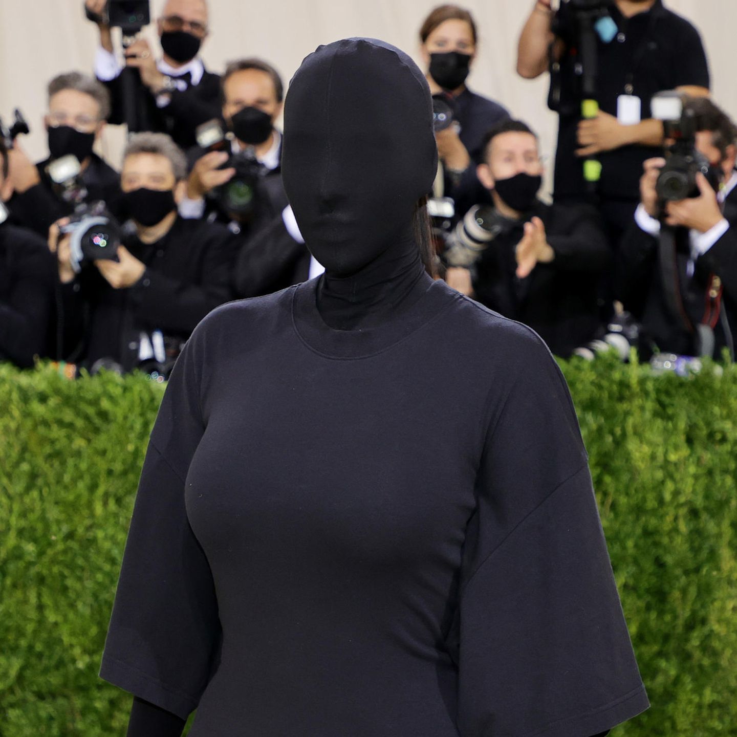 Auch wenn sie eigentlich nicht zu erkennen ist, ist sie mit diesem vollverhüllten Look auf der diesjährigen Met-Gala im September unverkennbar: Kim Kardashian entwickelt sich immer mehr zur exzentrischen Style-Ikone und beschert uns definitiv einen Red-Carpet-Auftritt, der in Erinnerung bleibt. 