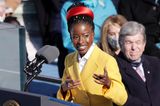 Sie ist für viele der eigentliche Star des Tages: Amanda Gorman begeistert bei der Inauguration am 20. Januar 2021 in einem knallig gelben Mantel von Prada und mit Schmuck, den ihr keine Geringere als Oprah Winfrey geliehen hat. 