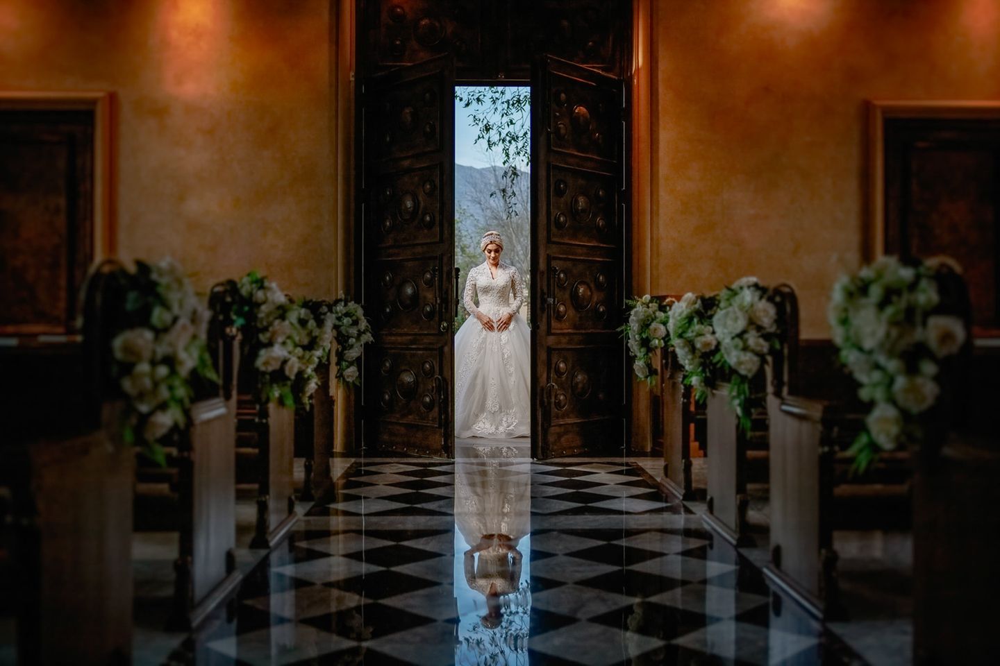 International Wedding Photographer of the Year 2021: Braut beim Eingang in die Kirche