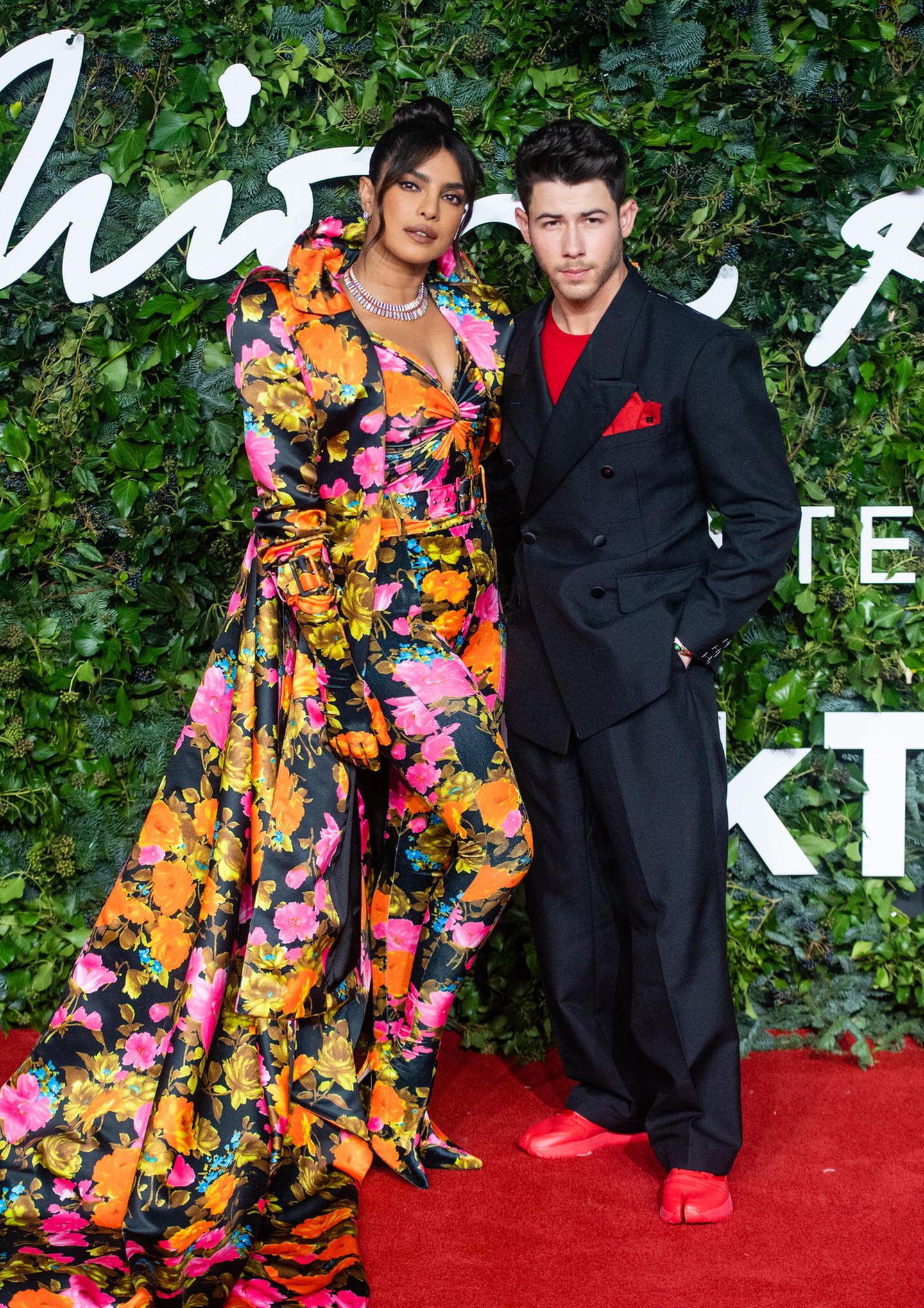 Priyanka Chopra und Nick Jonas posieren auf dem Red Carpet.