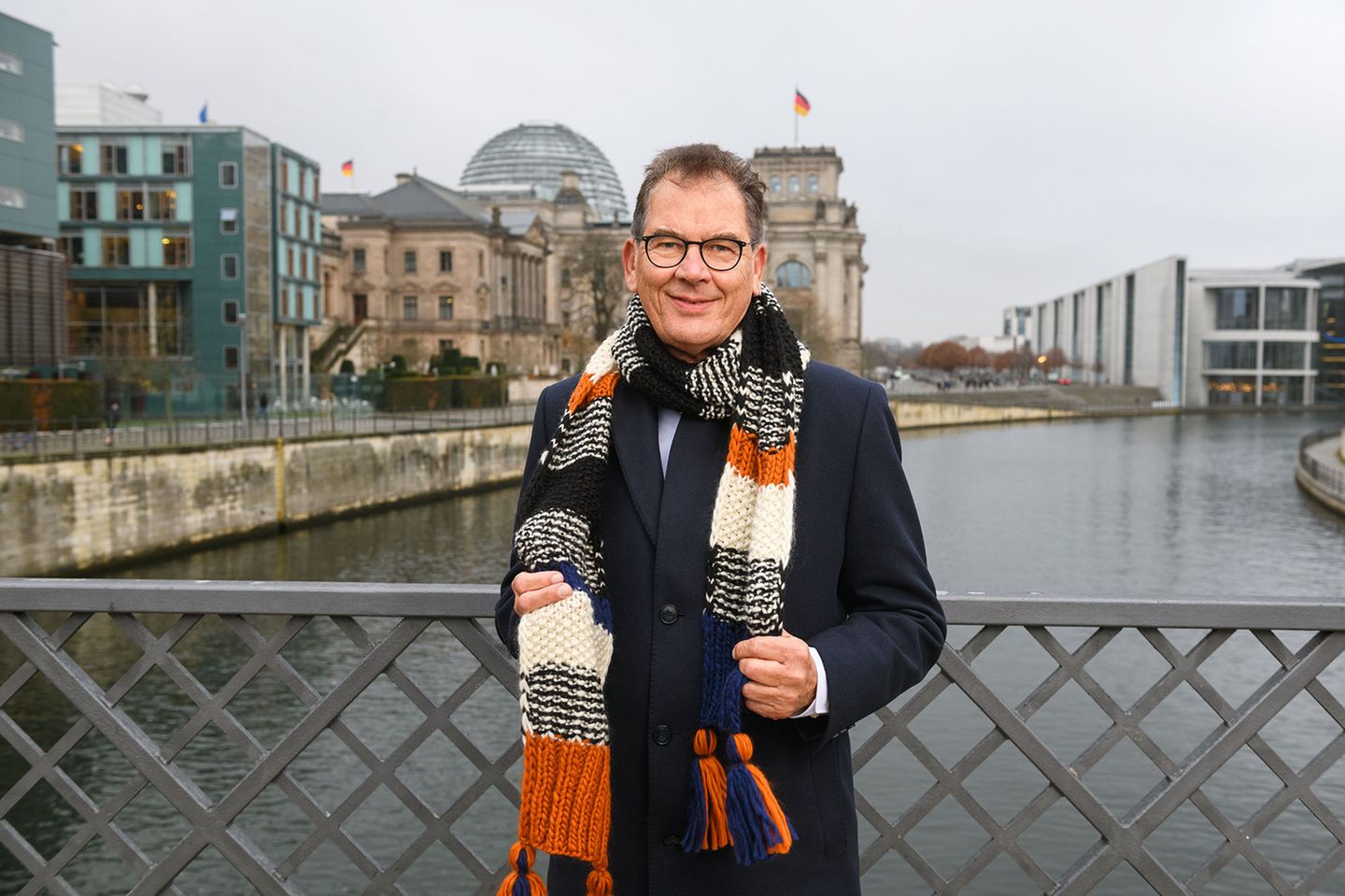 Promis bei "Ein Schal fürs Leben 2021": Dr. Gerd Müller
