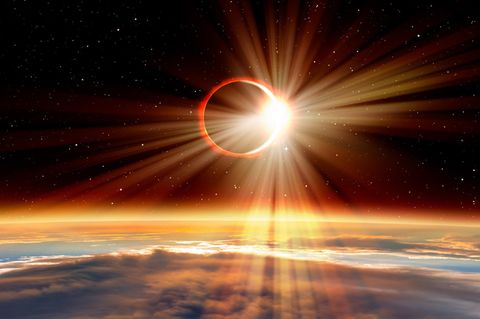 Sonnenfinsternis am 4.12.2021: Sonnenfinsternis vom Weltraum aus gesehen