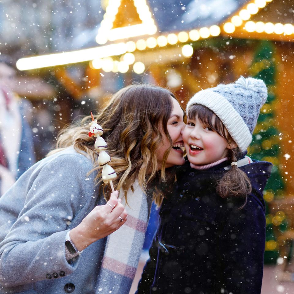 Advents-Horoskop ab 3.12.2021: Mutter und Tochter gut gelaunt auf dem Weihnachtsmarkt