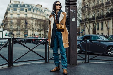 Styling: Frau im Zwiebellook aus Denim und Wolle
