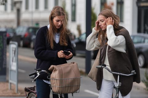Cecilie + Amalie Moosgaard Nielsen mit zwei Fahrrädern in Copenhagen