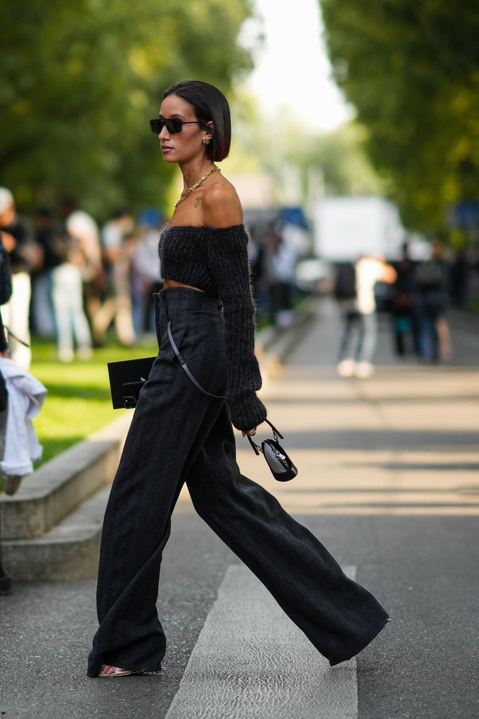 Alexandra Guerain läuft über die Straße, Milan Fashionweek