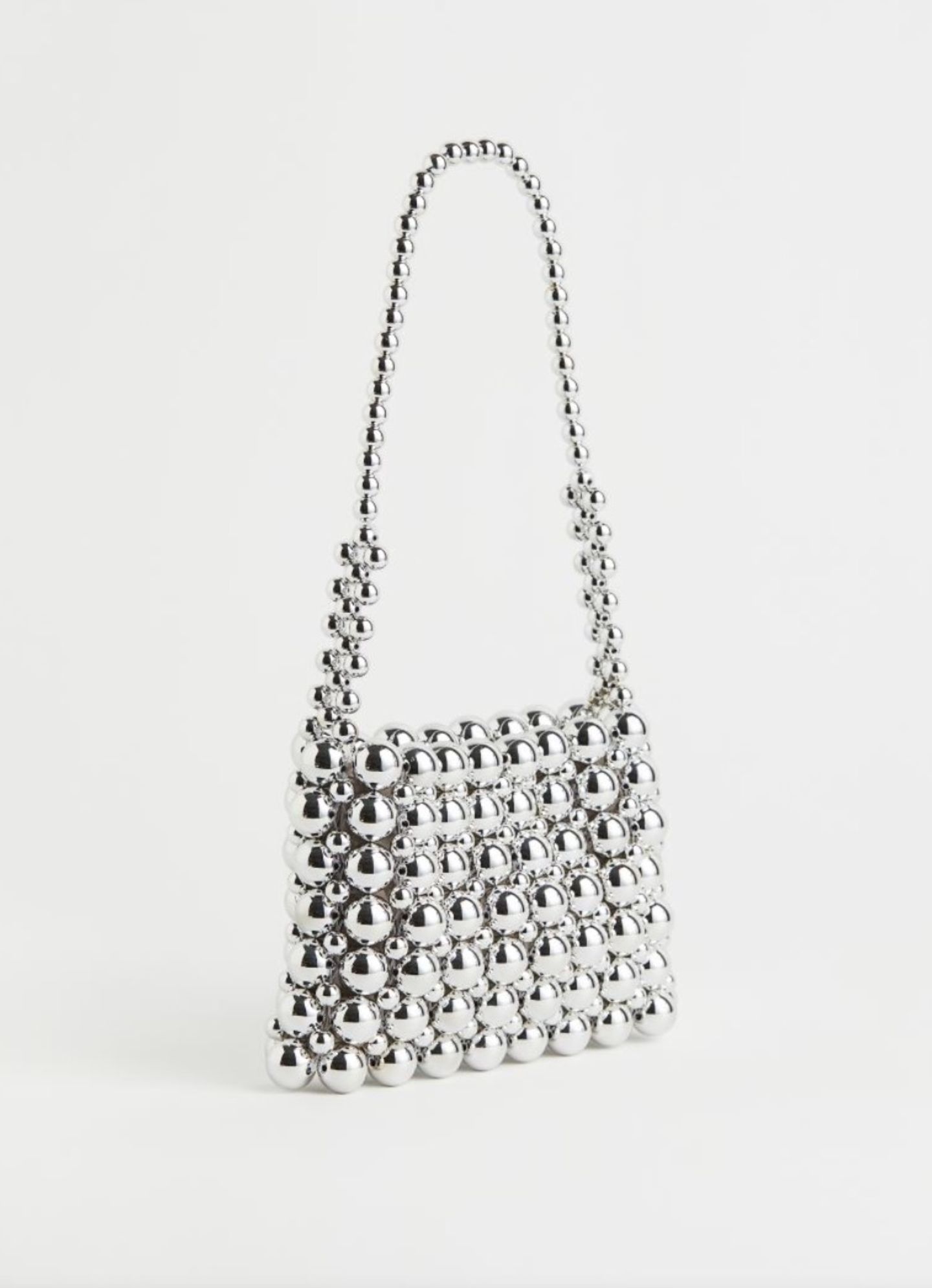 Wir sind schockverliebt, denn: Schöner wird's nicht mehr. Diese Tasche glänzt und glitzert, soweit das Auge reicht – und sorgt als absolutes Statement-Piece dafür, dass auch das schlichteste Outfit in neuem Glanz erstrahlt. Perlenhandtasche von H&M, circa 50 Euro.    