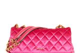 Zugegeben: Diese pinkfarbene Crossbody Bag von GUESS ist ziemlich auffällig, aber durch die Samt-Oberfläche wirkt sie festlich und stylisch. Passt perfekt zu schlichten Looks! Für rund 150 Euro erhältlich.