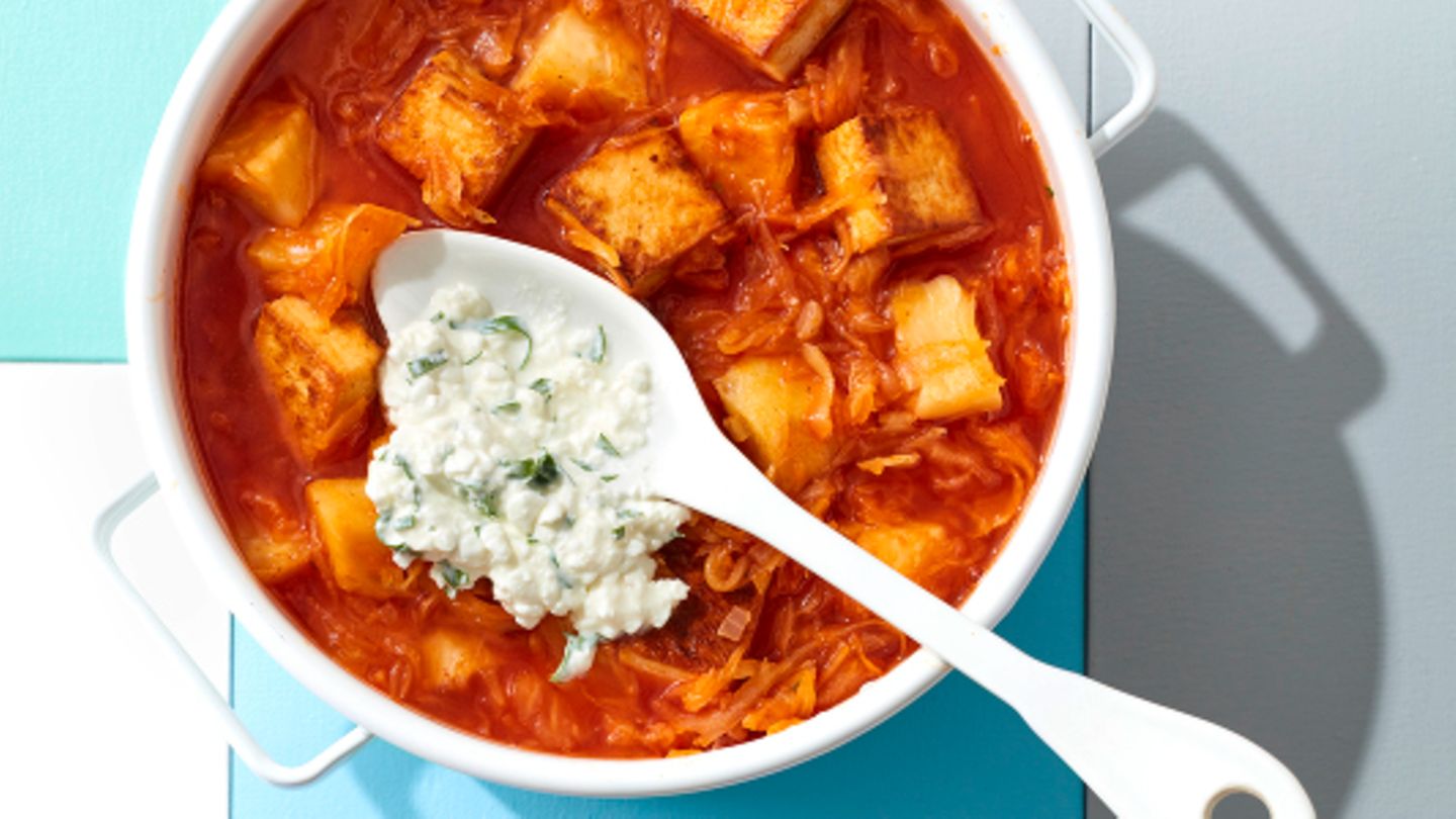 Tofu-Gulasch mit Sellerie und Sauerkraut | BRIGITTE.de