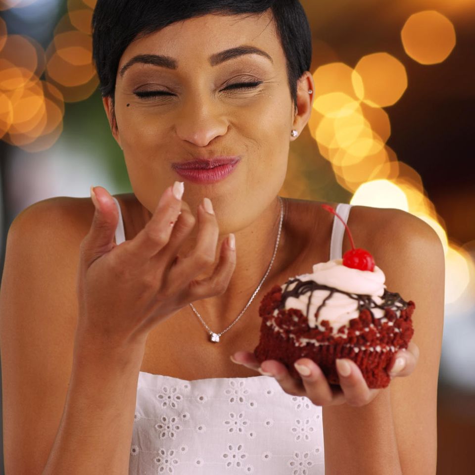Zukunftstrends: Frau isst genüsslich einen Cupcake