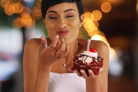 Zukunftstrends: Frau isst genüsslich einen Cupcake