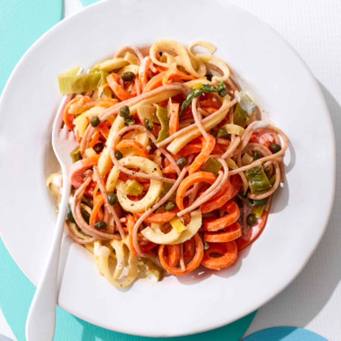 Pastinaken-Möhren-Nudeln mit Kapern