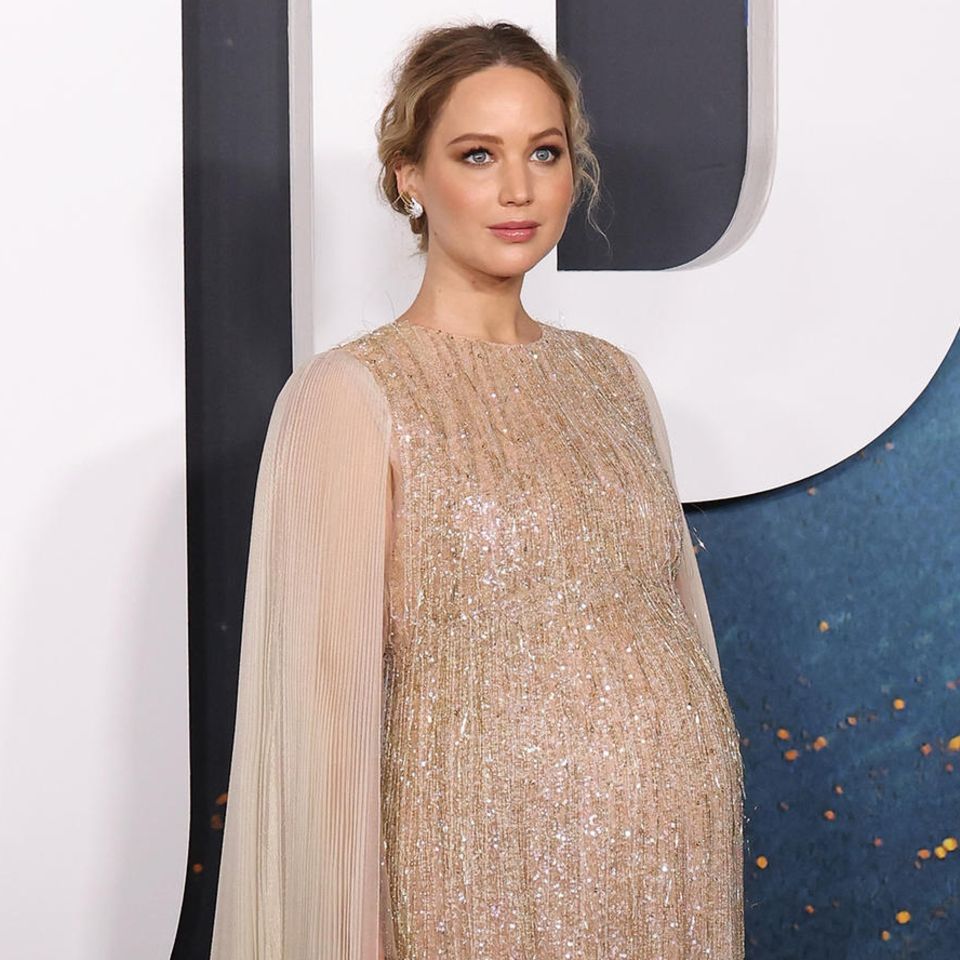 Jennifer Lawrence mit Babybauch auf dem Red Carpet. 