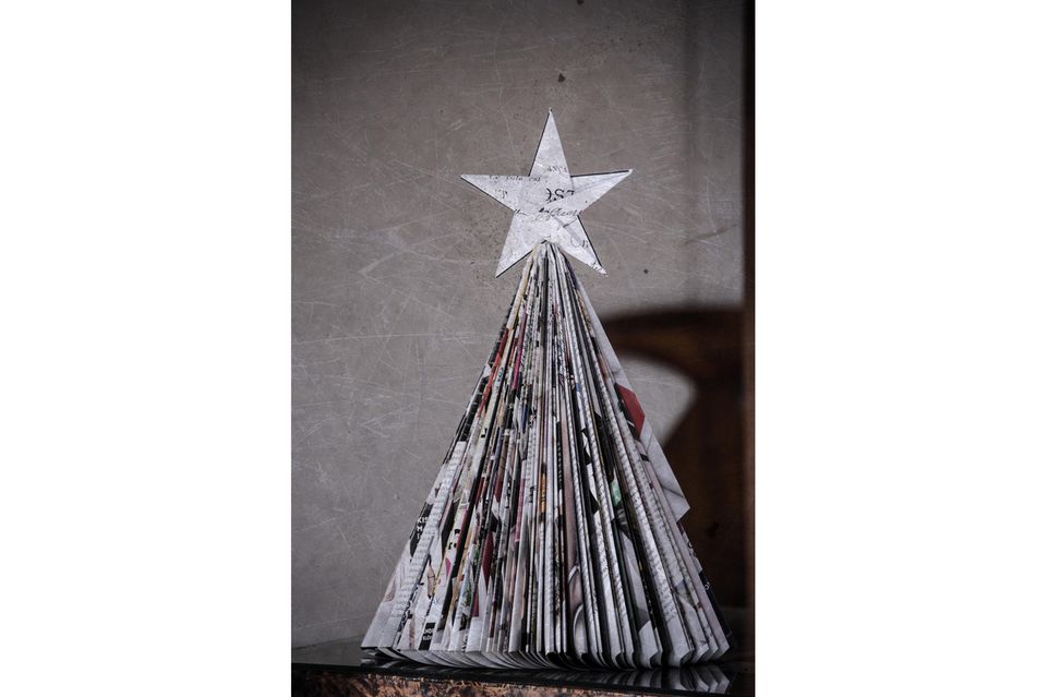 Upcycling Ideen Weihnachten: Tannenbaum aus alter Zeitung