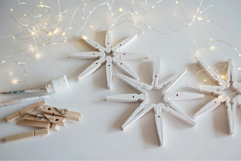 Upcycling Ideen Weihnachten: Sterne aus Wäscheklammern