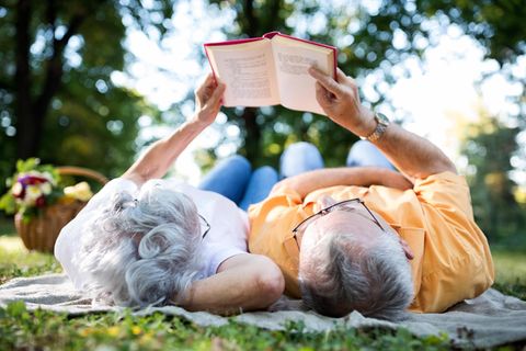 Beziehung: Älteres Paar liest ein Buch