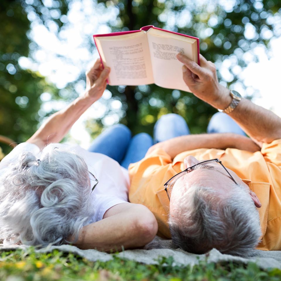 Beziehung: Älteres Paar liest ein Buch