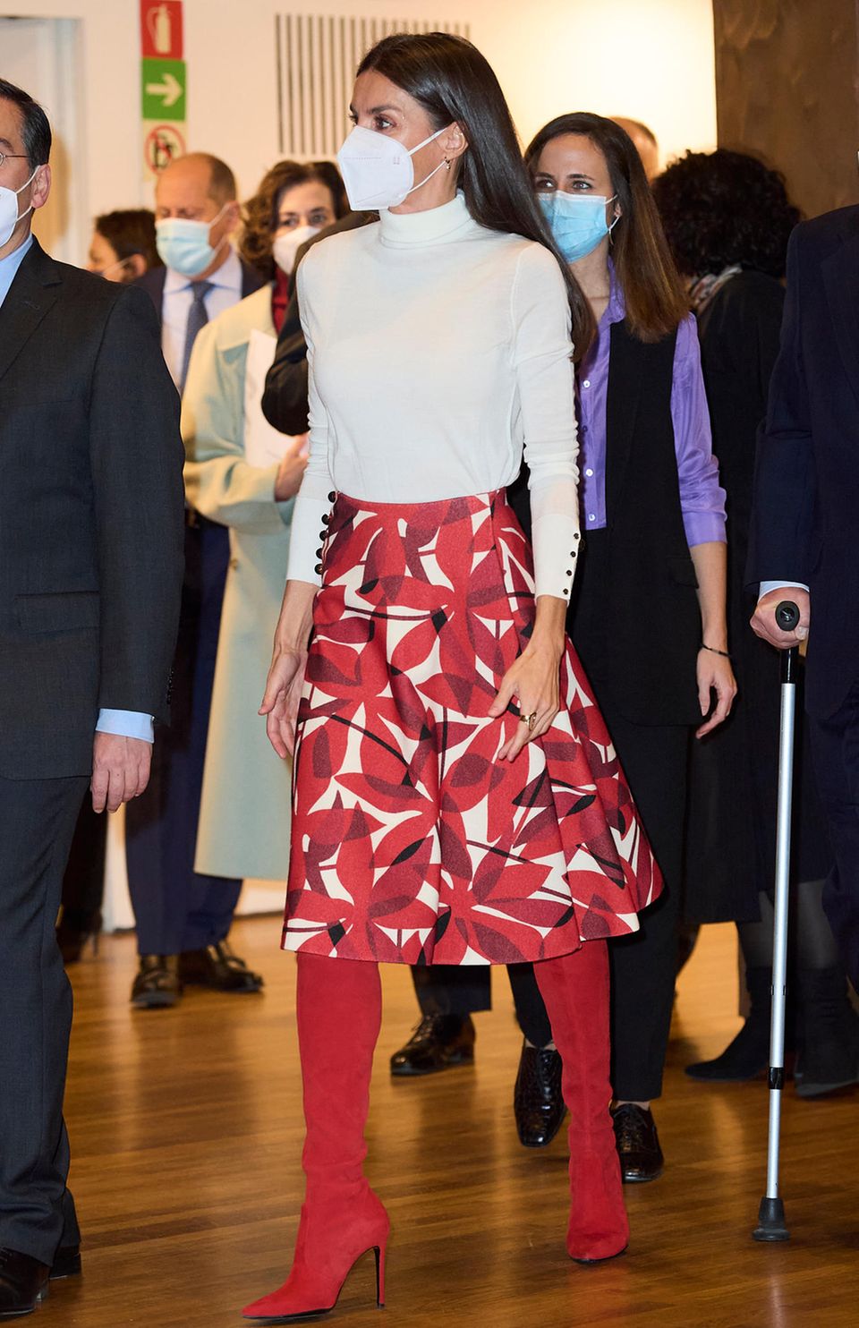 Anlässlich des 75. Jahrestages von Unicef präsentiert sich Königin Letizia in Madrid in knallroten Overknee-Stiefeln von Margrit, die ein richtiger Eyecatcher sind. Dazu kombiniert sie einen langen Rock mit Blumenmuster und einen klassisch weißen Rollkragenpullover.