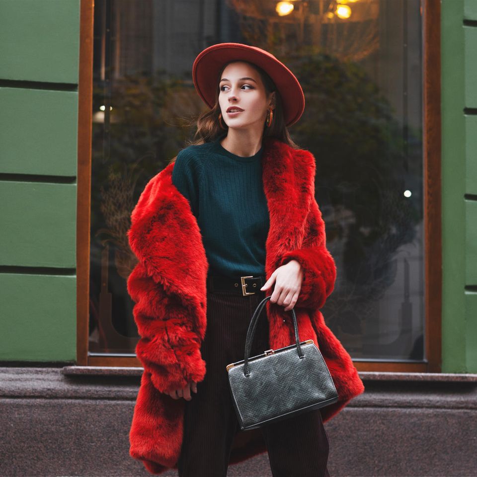Fake Fur: Frau mit rotem Webpelzmantel
