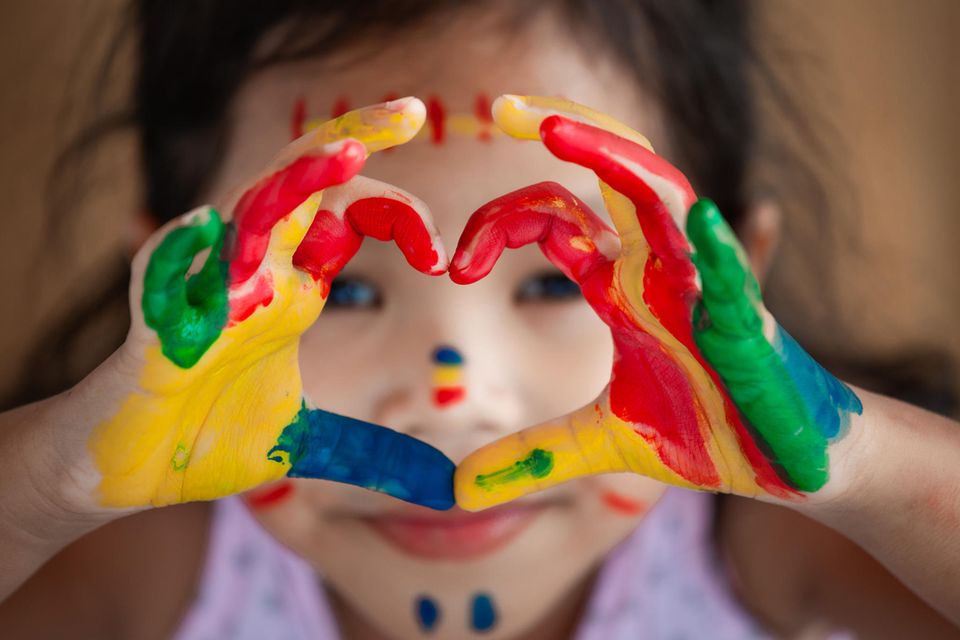 Nerviges Bastel-Spielzeug: Kind mit Fingerfarben