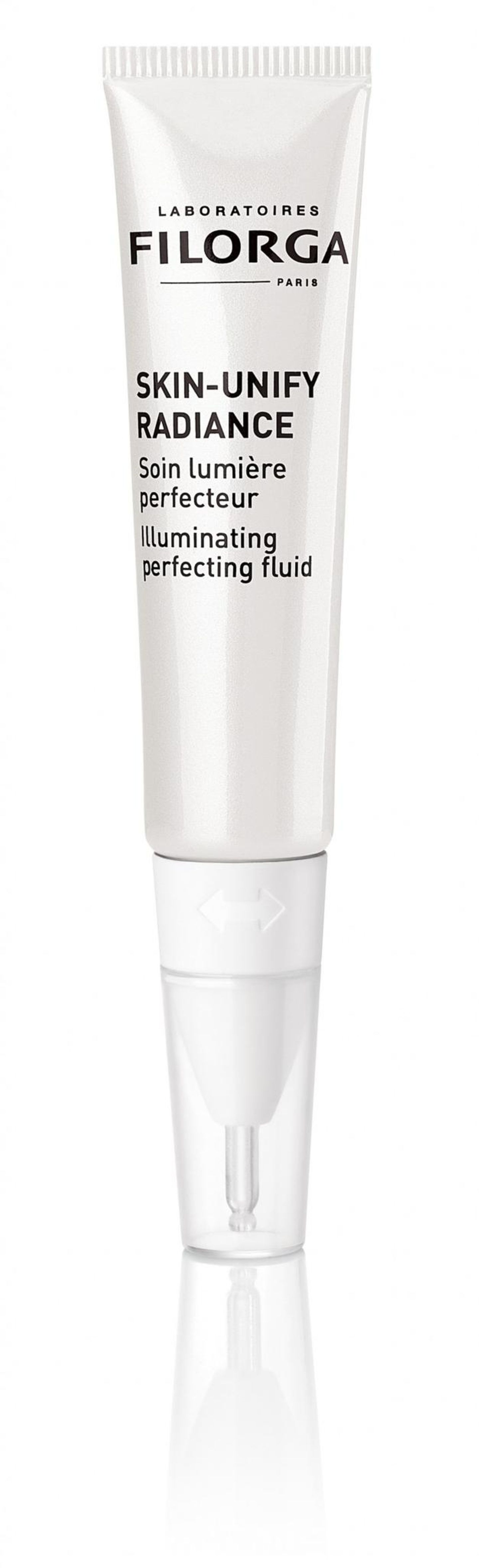 Der perfekte Teint ist ab sofort kein Wunschdenken mehr: Filorga hat die dreiteilige Serie Skin-Unify entwickelt, deren Produkte eine Triple-Action-Kernformel enthalten. Die Skin-Unify Radiance Pflege ist Highlighter und Hautpflege in einem – und sorgt mit schimmernden Perlmutt-Partikeln dafür, dass unsere Haut im natürlichen Glow strahlt. Erhältlich bei Flaconi für rund 42 Euro.