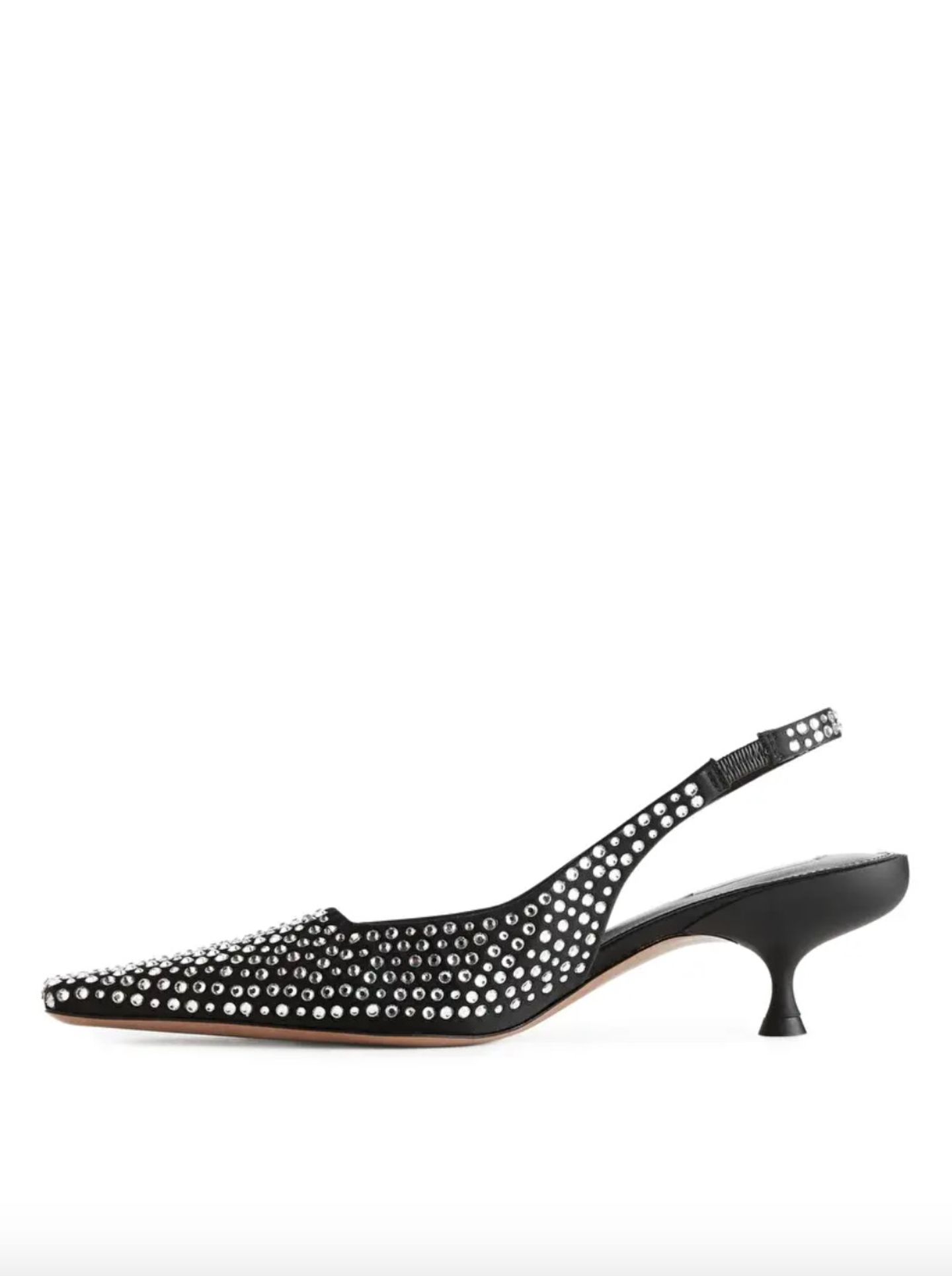 Dank der Slingback-Pumps von Arket glitzern wir von Kopf bis Fuß. Während der Zehenbereich quadratisch gehalten ist, sorgen die Kitten Heels dafür, dass wir nächtelang durchtanzen können. Erhältlich über Arket für 190 Euro.