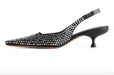 Dank der Slingback-Pumps von Arket glitzern wir von Kopf bis Fuß. Während der Zehenbereich quadratisch gehalten ist, sorgen die Kitten Heels dafür, dass wir nächtelang durchtanzen können. Erhältlich über Arket für 190 Euro.