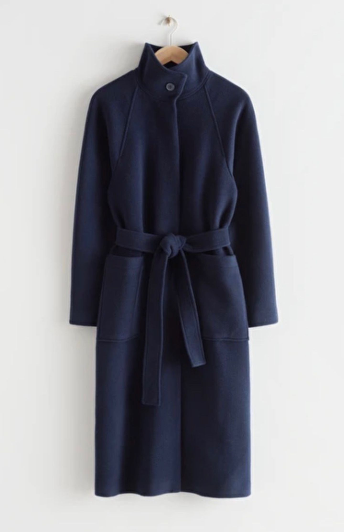 Für absolute Fashion-Lieblinge lohnt es sich immer, etwas Geld in die Hand zu nehmen. Dieser Wollmantel von &otherstories ist lässig geschnitten und wurde aus recycelter Wolle gefertigt. Ein absolutes Must-Have für diesen Winter – und alle, die danach noch kommen! Erhältlich bei &otherstories für 229 Euro.