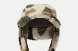Diese camouflagefarbene Mütze ist nicht nur zu 85 Prozent nachhaltig hergestellt worden, sie hält dazu mit ihren Ohrenschützern noch richtig warm! Mütze von Stella McCartney, kostet ca. 50 Euro. 