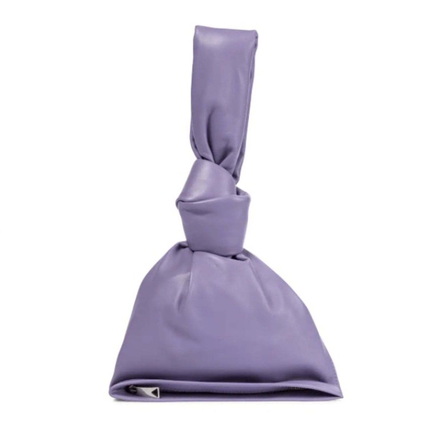 Die Mini Twist von Bottega Veneta shoppen wir natürlich auch in der Trendfarbe 2022. Damit verleihen wir jedem noch so langweiligen Look ein stylisches Upgrade! Tasche von Bottega Veneta via Mytheresa, kostet 980 Euro.