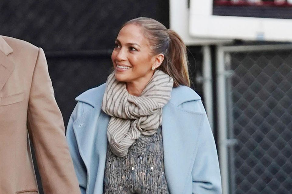 Jennifer Lopez in der angesagten Pleated Jeans. Ihren Streetstyle präsentiert sie auf dem Weg zu Jimmy Kimmel Live in Los Angeles.