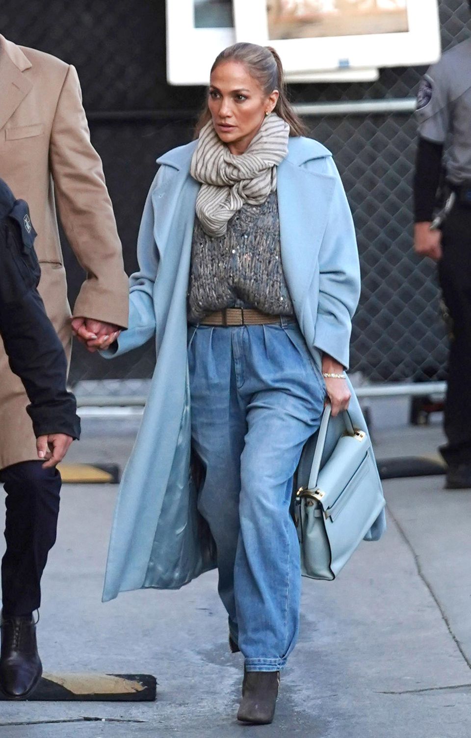 Jennifer Lopez kombiniert den neuen Trend perfekt für die Winterzeit.
