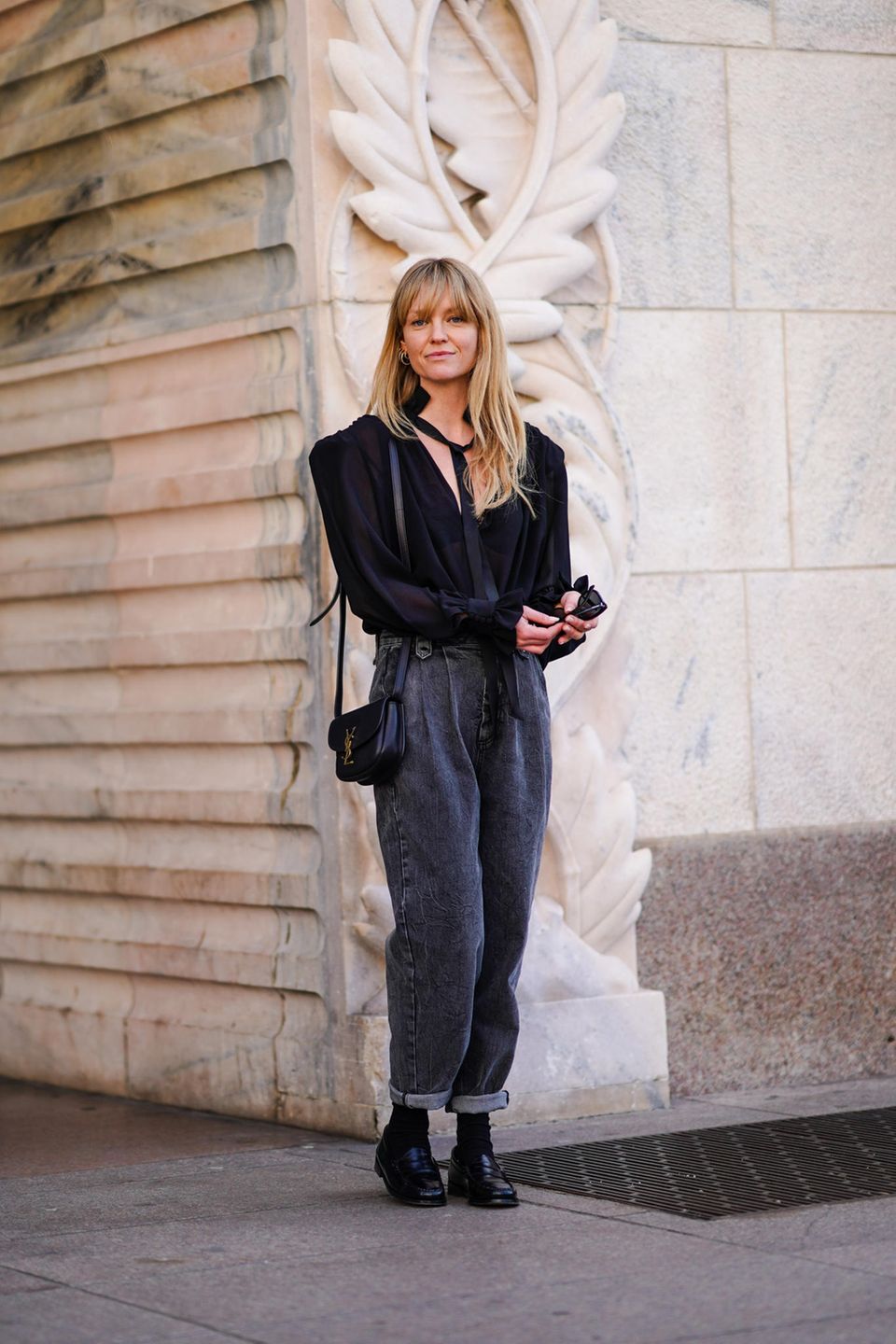 Auch Designerin Jeanette Madsen weiß, wie man die Pleated Jeans trägt. In Dunkelgrau wirkt die Hose etwas schicker und wird in Kombination mit einer schönen Bluse zu einem echten Hingucker.  