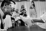 Hochzeitsfotografie: Mann mit Maske auf den Augen zieht an Schnürsenkel