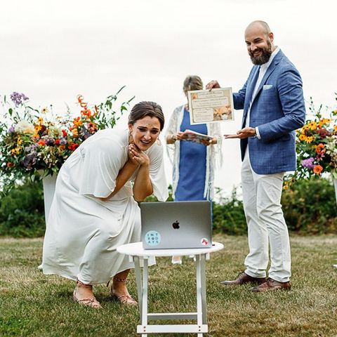 Hochzeitsfotografie: Brautpaar vor Laptop