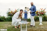 Hochzeitsfotografie: Brautpaar vor Laptop
