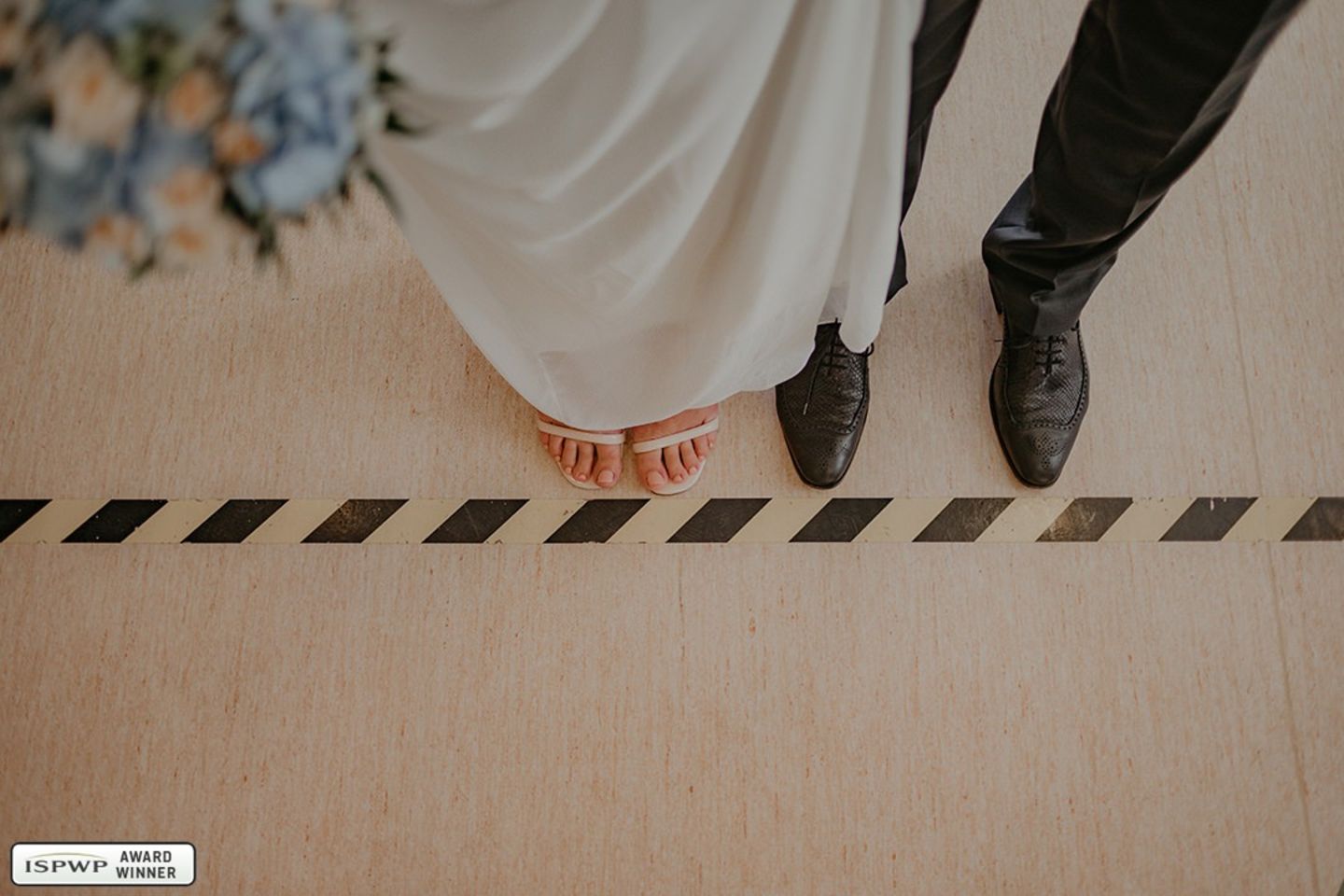 Hochzeitsfotografie: Brautpaar steht vor Linie