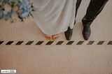 Hochzeitsfotografie: Brautpaar steht vor Linie