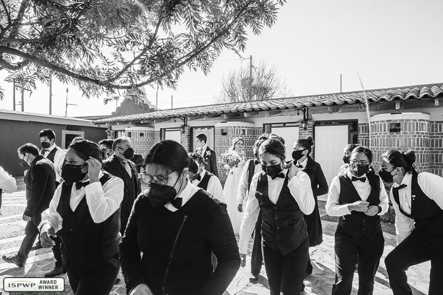 Hochzeitsfotografie: Hochzeitsgäste mit Maske