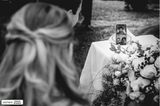 Hochzeitsfotografie: Braut schaut zum Smartphone