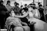Hochzeitsfotografie: Braut berührt Wange von Frau
