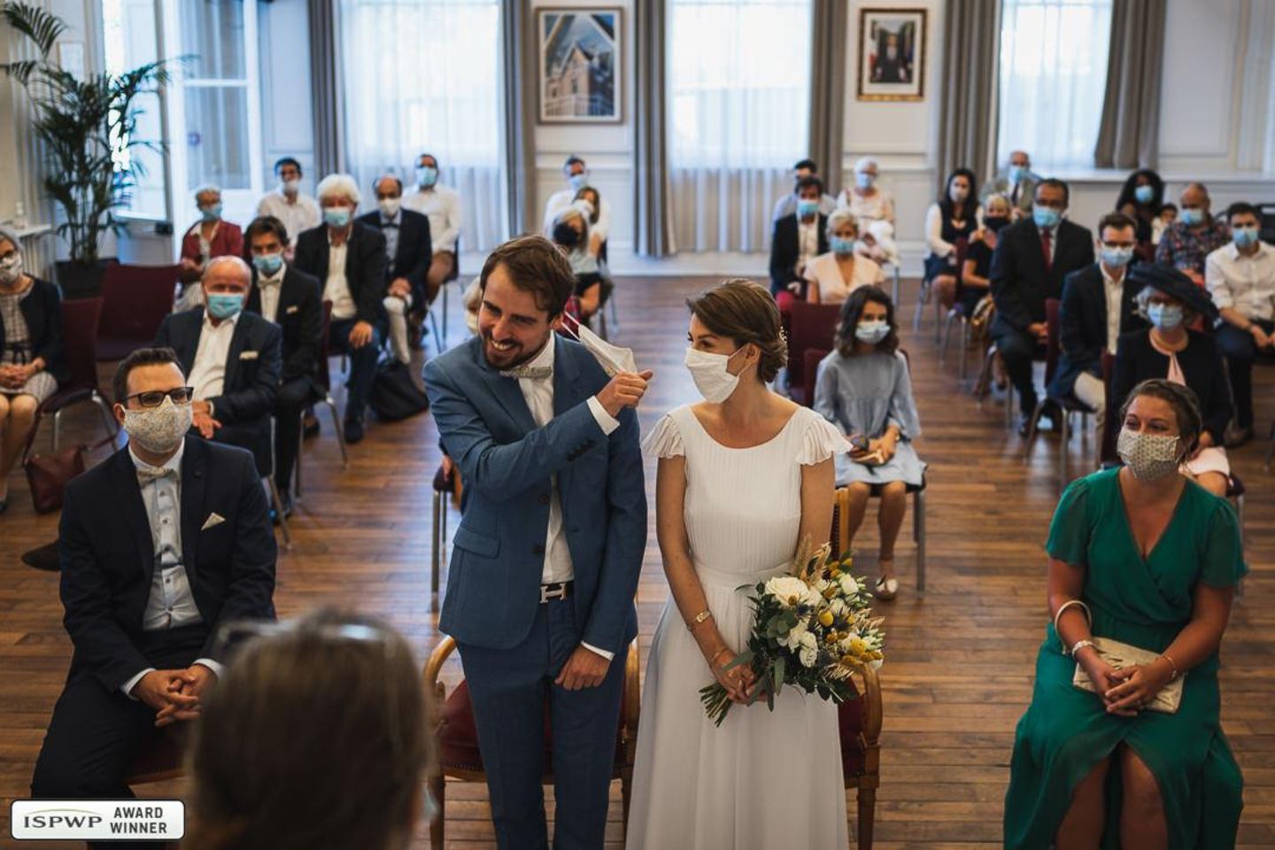 Hochzeitsfotografie: Brautpaar mit Maske am Altar